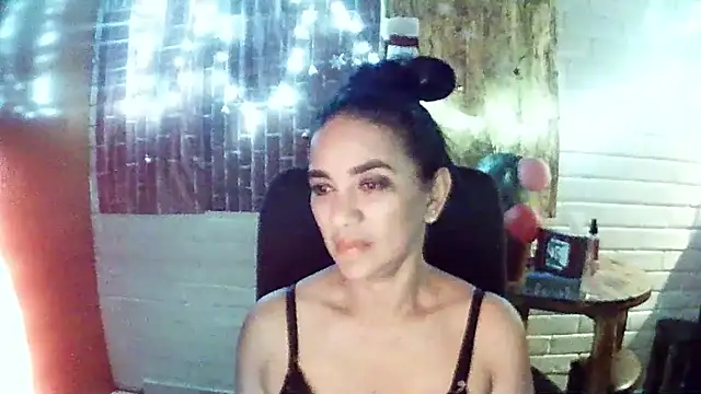Snapshot of MiiaVelasquez chatting on December 23, 2025, 4:21 am MiiaVelasquez online show from December 23, 2025, 4:21 am