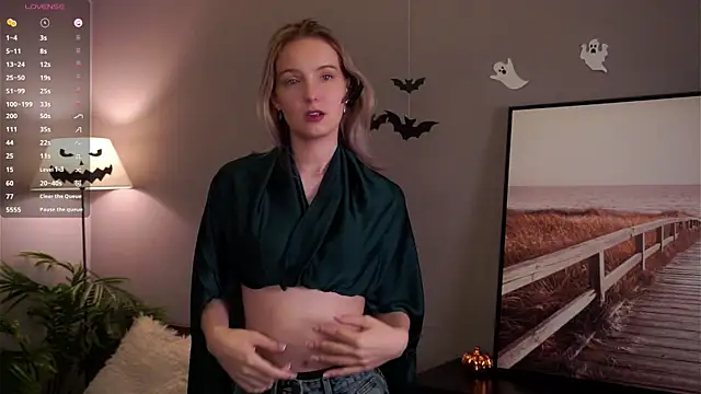 Snapshot of HongTomczak chatting on November 17, 2025, 10:10 am HongTomczak online show from November 17, 2025, 10:10 am