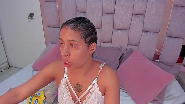 Snapshot of cloemorwen chatting on December 15, 2025, 10:03 pm cloemorwen online show from December 15, 2025, 10:03 pm