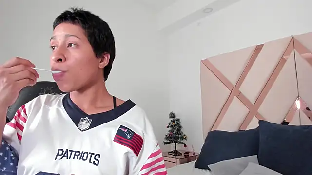 Snapshot of cloemorwen chatting on December 17, 2025, 9:54 pm cloemorwen online show from December 17, 2025, 9:54 pm