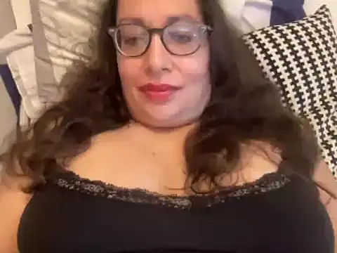 Snapshot of RosaFreya chatting on September 25, 2025, 11:03 am RosaFreya online show from September 25, 2025, 11:03 am