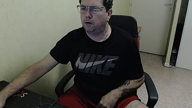 Snapshot of blueandwhite1 chatting on December 13, 2024, 3:32 pm blueandwhite1 online show from December 13, 2024, 3:32 pm