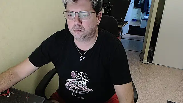 Snapshot of blueandwhite1 chatting on December 19, 2024, 4:02 pm blueandwhite1 online show from December 19, 2024, 4:02 pm