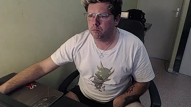 Snapshot of blueandwhite1 chatting on January 17, 2025, 3:32 pm blueandwhite1 online show from January 17, 2025, 3:32 pm