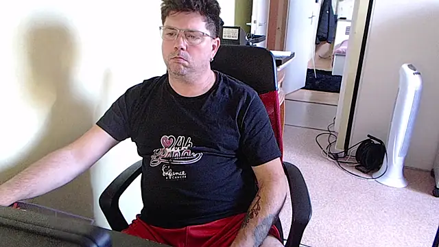 Snapshot of blueandwhite1 chatting on October 24, 2025, 2:46 pm blueandwhite1 online show from October 24, 2025, 2:46 pm