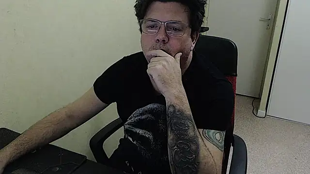 Snapshot of blueandwhite1 chatting on January 7, 2026, 8:44 pm blueandwhite1 online show from January 7, 2026, 8:44 pm