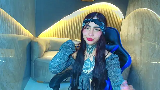 Snapshot of roux_r chatting on December 3, 2025, 8:18 pm roux r online show from December 3, 2025, 8:18 pm