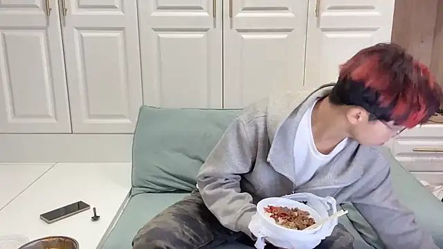 STxuguanhan online show from October 19, 2025, 12:06 pm