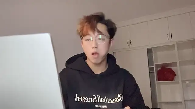 STxuguanhan online show from December 14, 2025, 1:27 pm