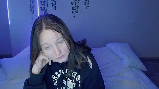 Snapshot of EmmaWise_221 chatting on September 13, 2025, 12:16 pm EmmaWise 221 online show from September 13, 2025, 12:16 pm