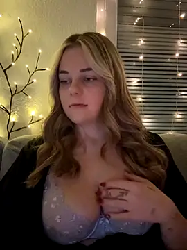 Snapshot of ItsLxsa chatting on November 17, 2025, 12:05 am ItsLxsa online show from November 17, 2025, 12:05 am