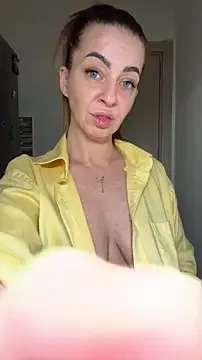 Snapshot of Roxanne_Skye chatting on December 5, 2025, 3:41 pm Roxanne Skye online show from December 5, 2025, 3:41 pm