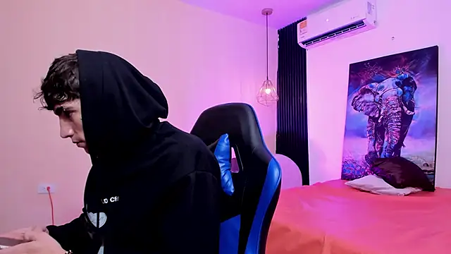 Snapshot of Handsomeboyss19 chatting on January 16, 2026, 2:15 am Handsomeboyss19 online show from January 16, 2026, 2:15 am