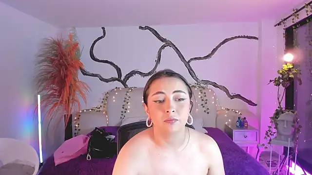 Snapshot of SarahCastro1_ chatting on October 13, 2025, 4:12 am SarahCastro1 online show from October 13, 2025, 4:12 am