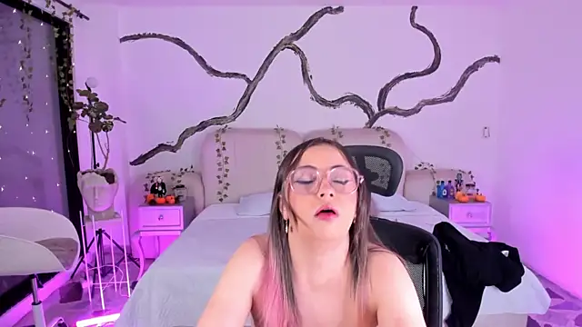 Snapshot of SarahCastro1_ chatting on October 25, 2025, 5:15 am SarahCastro1 online show from October 25, 2025, 5:15 am