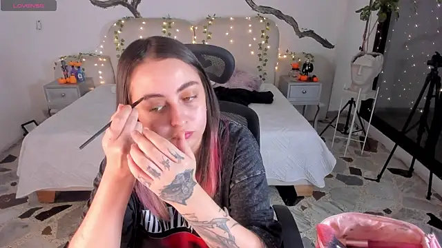 Snapshot of SarahCastro1_ chatting on October 28, 2025, 4:27 am SarahCastro1 online show from October 28, 2025, 4:27 am