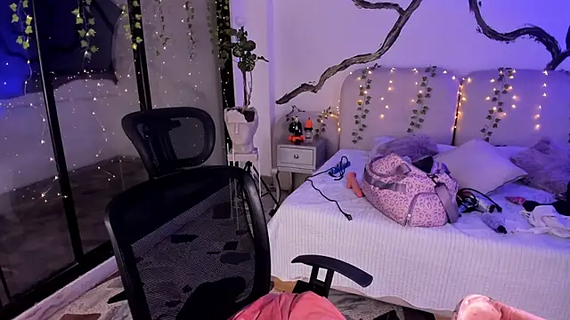 Snapshot of SarahCastro1_ chatting on October 31, 2025, 4:46 am SarahCastro1 online show from October 31, 2025, 4:46 am