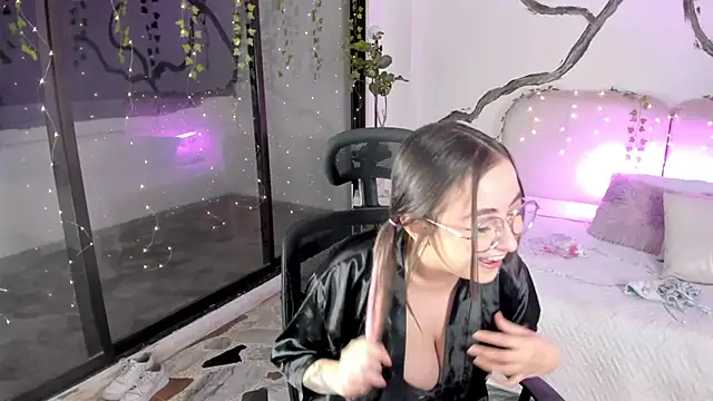 Snapshot of SarahCastro1_ chatting on November 6, 2025, 4:35 am SarahCastro1 online show from November 6, 2025, 4:35 am