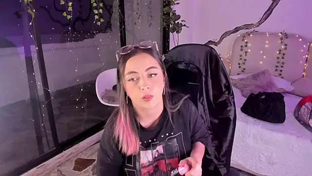 Snapshot of SarahCastro1_ chatting on November 11, 2025, 5:07 am SarahCastro1 online show from November 11, 2025, 5:07 am