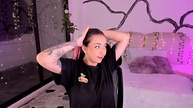 Snapshot of SarahCastro1_ chatting on November 13, 2025, 4:44 am SarahCastro1 online show from November 13, 2025, 4:44 am