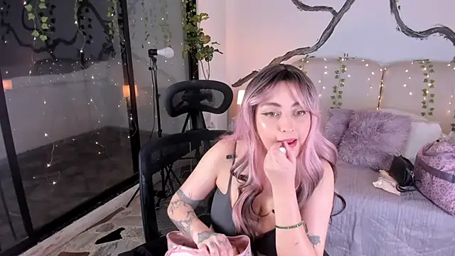 Snapshot of SarahCastro1_ chatting on November 15, 2025, 4:32 am SarahCastro1 online show from November 15, 2025, 4:32 am