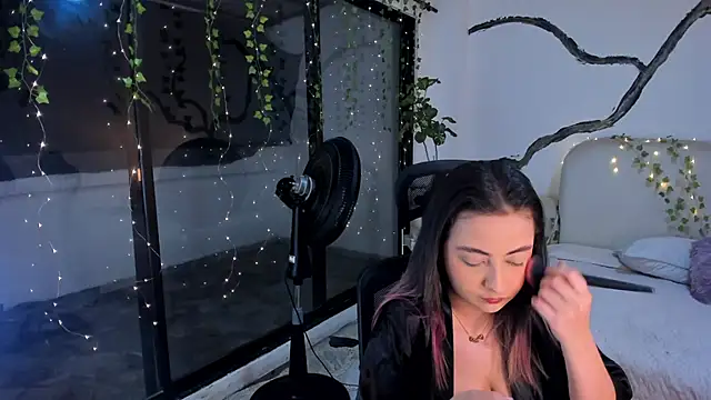 Snapshot of SarahCastro1_ chatting on November 19, 2025, 5:29 am SarahCastro1 online show from November 19, 2025, 5:29 am