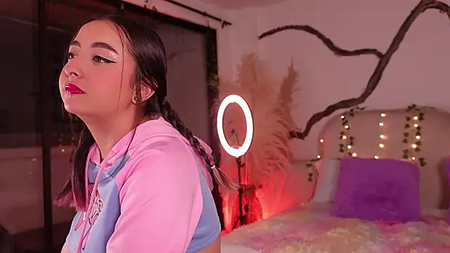 Snapshot of SarahCastro1_ chatting on December 17, 2025, 5:13 am SarahCastro1 online show from December 17, 2025, 5:13 am