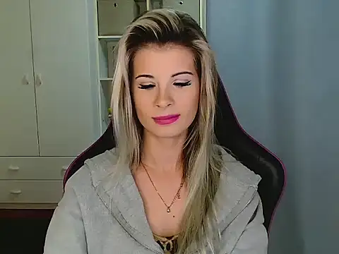 KristineGlow online show from December 18, 2025, 7:14 am