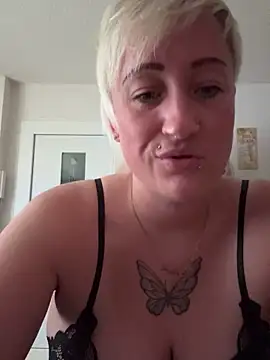 Snapshot of Rozendefotz chatting on October 26, 2025, 2:34 pm Rozendefotz online show from October 26, 2025, 2:34 pm