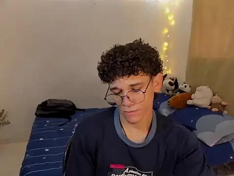 Snapshot of Tom_Blues chatting on November 10, 2025, 2:05 pm Tom Blues online show from November 10, 2025, 2:05 pm