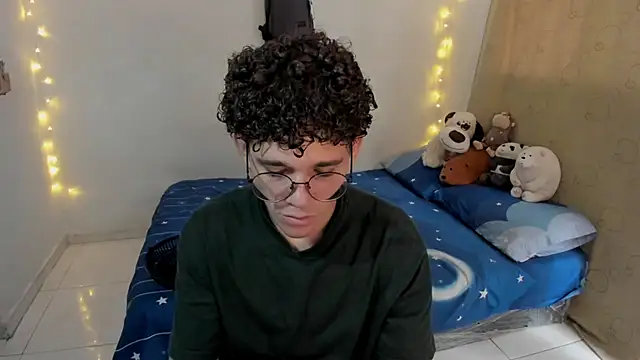 Snapshot of Tom_Blues chatting on November 24, 2025, 4:51 pm Tom Blues online show from November 24, 2025, 4:51 pm