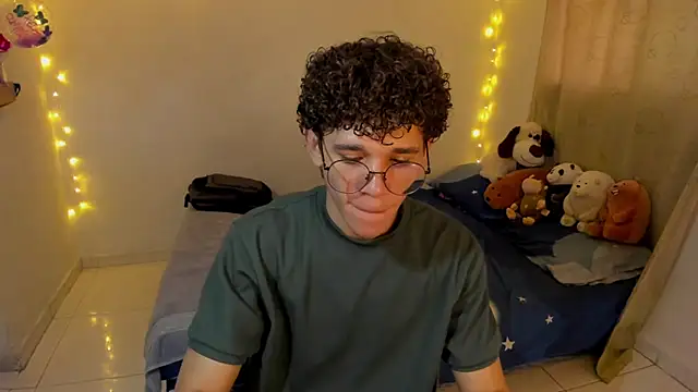 Snapshot of Tom_Blues chatting on December 18, 2025, 4:24 pm Tom Blues online show from December 18, 2025, 4:24 pm