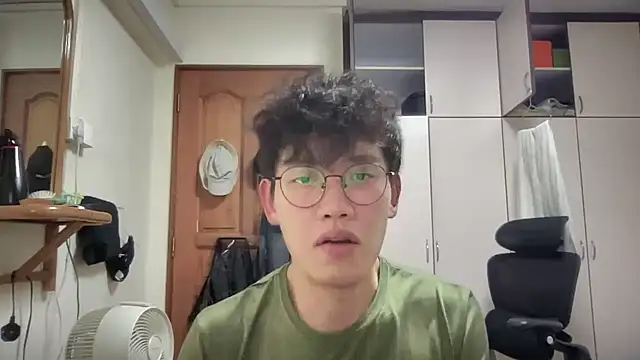 Passionatetwink2 online show from October 13, 2025, 8:47 am