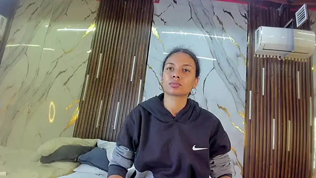 VictoriaDuart online show from January 5, 2026, 7:28 pm