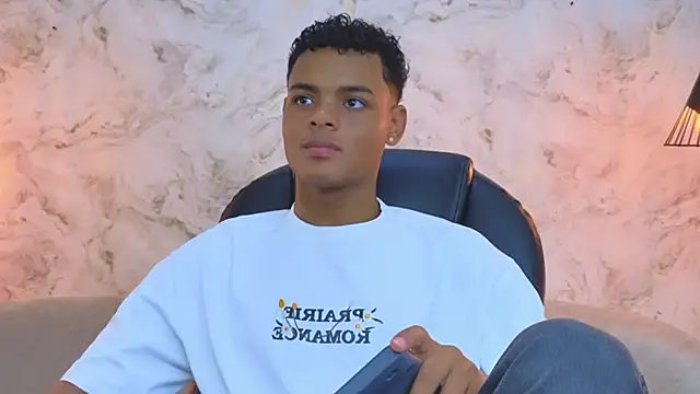 Snapshot of Valentino_Thompson chatting on October 5, 2025, 7:56 pm Valentino Thompson online show from October 5, 2025, 7:56 pm