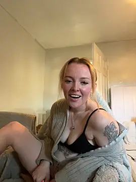 Snapshot of RedHeadRoxyUK chatting on November 12, 2025, 11:43 am RedHeadRoxyUK online show from November 12, 2025, 11:43 am