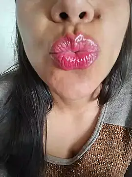 KittyHoleshot87 online show from September 10, 2025, 4:07 pm