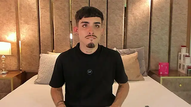 Snapshot of NikoStone_ chatting on October 19, 2025, 5:19 am NikoStone online show from October 19, 2025, 5:19 am