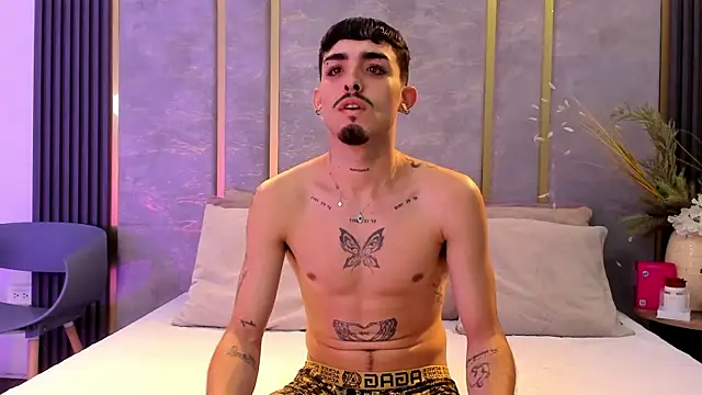 Snapshot of NikoStone_ chatting on October 21, 2025, 4:35 am NikoStone online show from October 21, 2025, 4:35 am