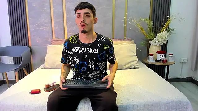 Snapshot of NikoStone_ chatting on October 24, 2025, 4:20 am NikoStone online show from October 24, 2025, 4:20 am