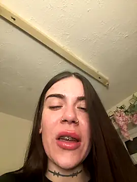 valentinalamont online show from September 23, 2025, 10:02 pm