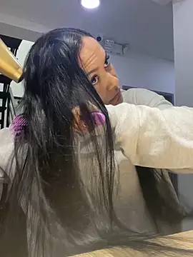 TiffanyyLam online show from October 8, 2025, 11:19 am