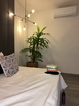 TiffanyyLam online show from October 19, 2025, 3:01 pm