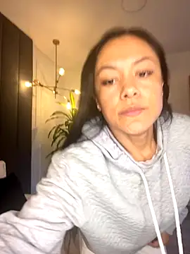 TiffanyyLam online show from November 8, 2025, 11:21 am