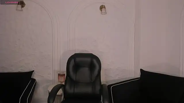 Snapshot of MayaMoretti_ chatting on December 14, 2025, 3:12 am MayaMoretti online show from December 14, 2025, 3:12 am