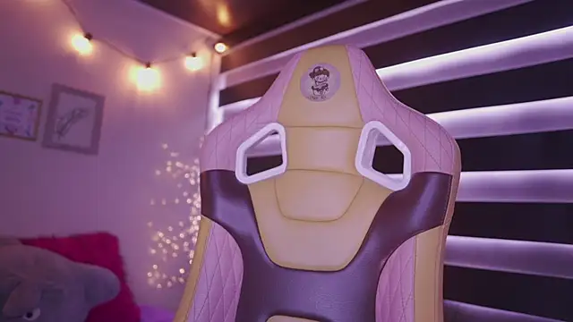 Rebecah 1 online show from November 19, 2025, 1:33 pm