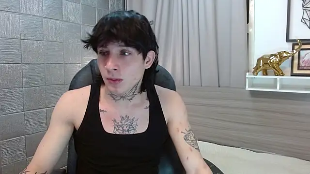 Snapshot of Iantwink18 chatting on December 17, 2025, 9:48 am Iantwink18 online show from December 17, 2025, 9:48 am