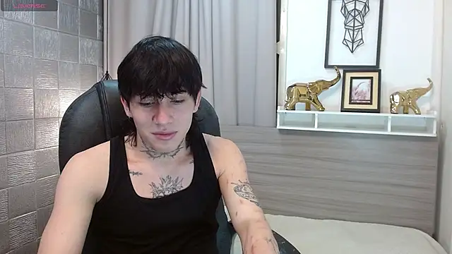 Snapshot of Iantwink18 chatting on December 20, 2025, 9:44 pm Iantwink18 online show from December 20, 2025, 9:44 pm