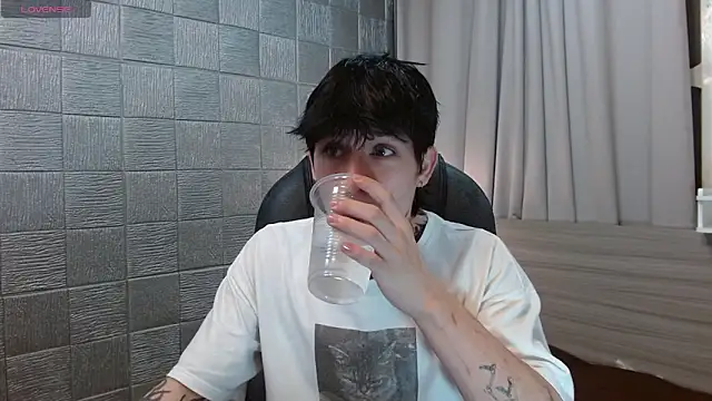 Snapshot of Iantwink18 chatting on January 6, 2026, 8:23 pm Iantwink18 online show from January 6, 2026, 8:23 pm