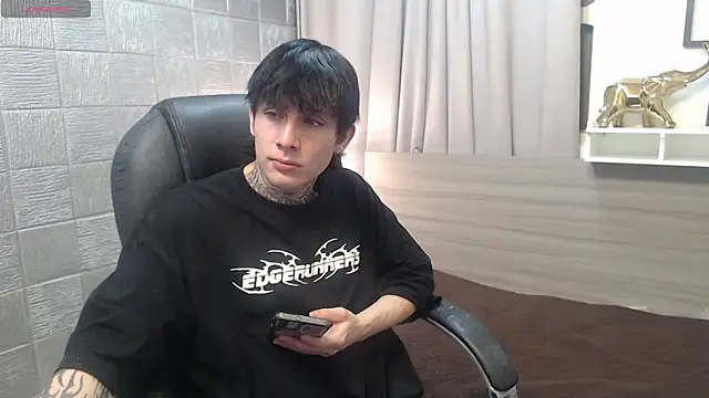 Snapshot of Iantwink18 chatting on January 15, 2026, 3:55 am Iantwink18 online show from January 15, 2026, 3:55 am